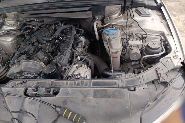 Used Audi A4L 2012 2.0 TFSI automatic standard version Engine Bay