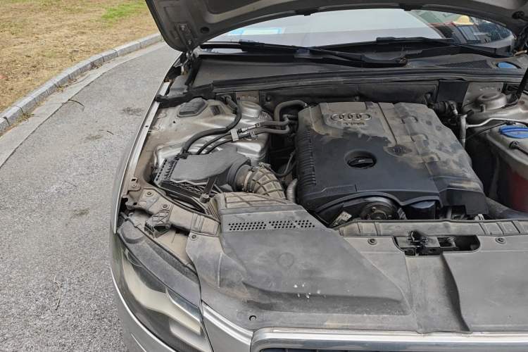 Used Audi A4L 2012 2.0 TFSI automatic standard version Engine Bay Right