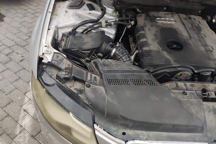Used Audi A4L 2012 2.0 TFSI automatic Comfort trim level Engine Bay Right