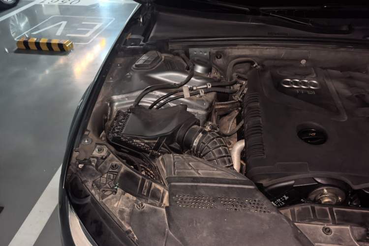 Used Audi A4L 2012 2.0 TFSI automatic standard version Engine Bay Right