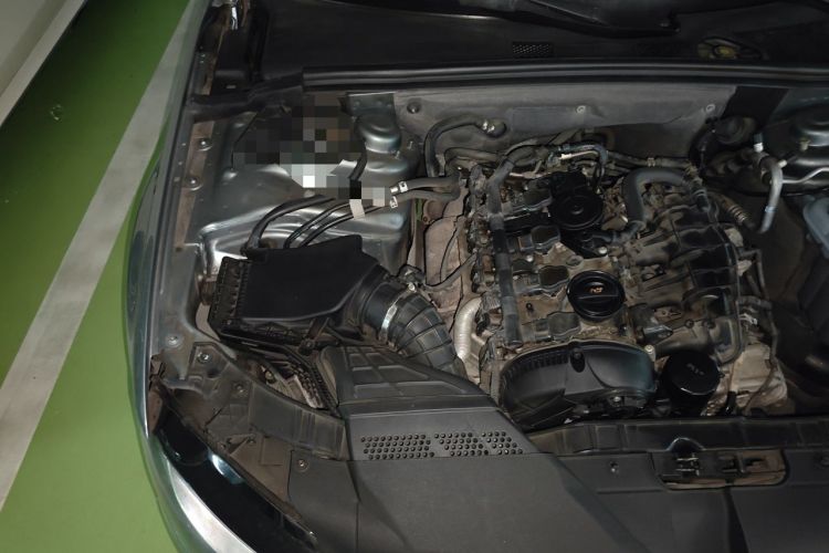 Used Audi A4L 2012 2.0 TFSI automatic standard version Engine Bay Right