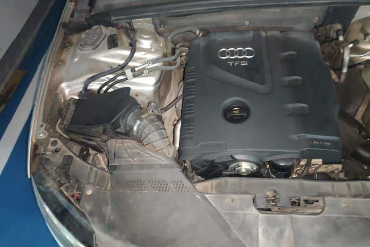 Used Audi A4L 2012 2.0 TFSI automatic Comfort trim level Engine Bay Right