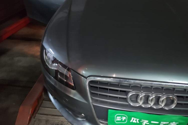 Used Audi A4L 2012 2.0 TFSI automatic Comfort trim level Engine Bay Right