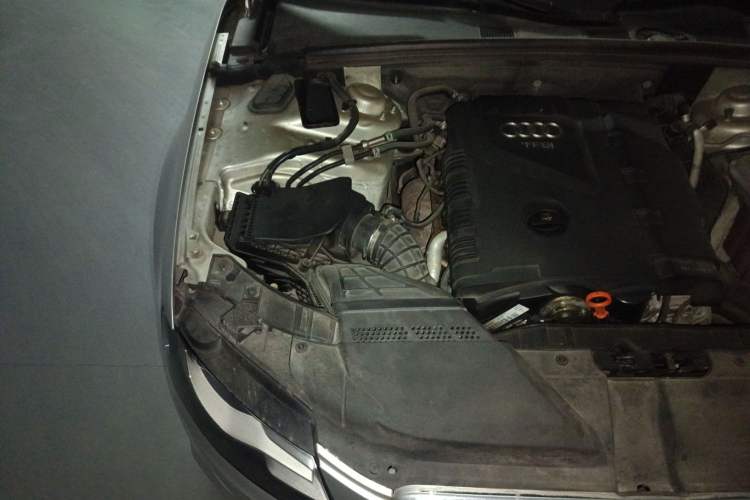Used Audi A4L 2012 2.0 TFSI automatic standard version Engine Bay Right
