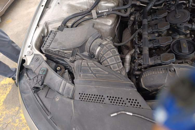 Used Audi A4L 2012 2.0 TFSI automatic standard version Engine Bay Right