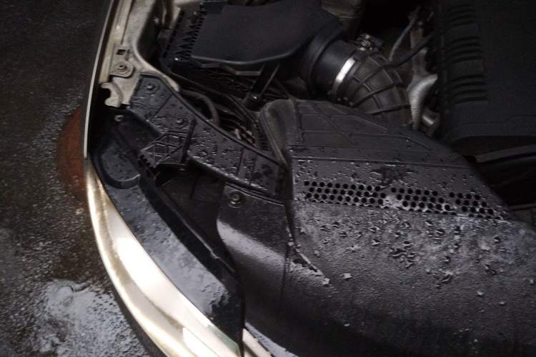Used Audi A4L 2012 2.0 TFSI automatic Comfort trim level Engine Bay Right