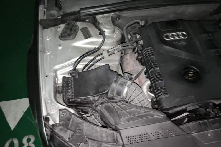 Used Audi A4L 2012 2.0 TFSI automatic standard version Engine Bay Right