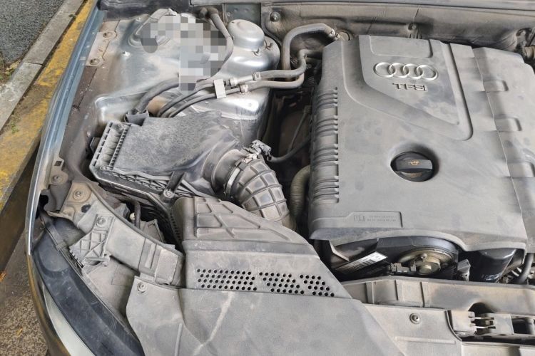 Used Audi A4L 2012 2.0 TFSI automatic standard version Engine Bay Right