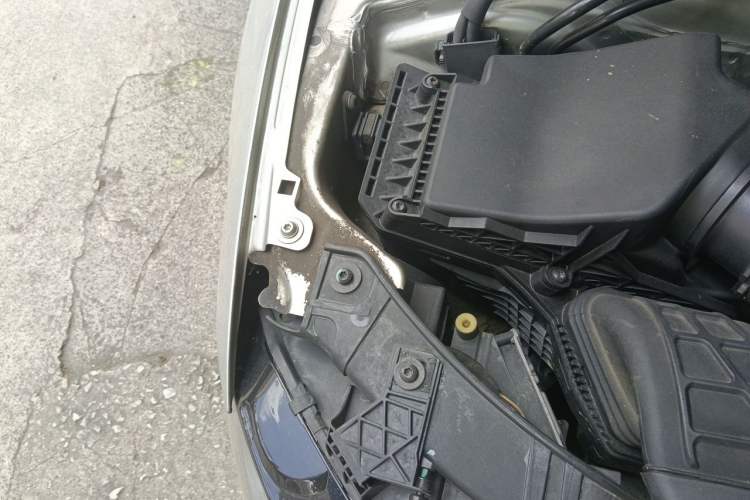 Used Audi A4L 2012 2.0 TFSI automatic Comfort trim level Engine Bay Right