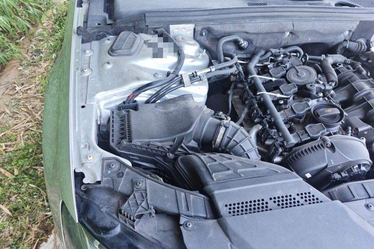 Used Audi A4L 2012 2.0 TFSI automatic standard version Engine Bay Right