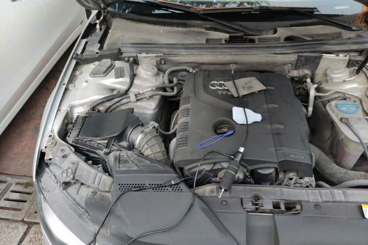 Used Audi A4L 2012 2.0 TFSI automatic standard version Engine Bay Right