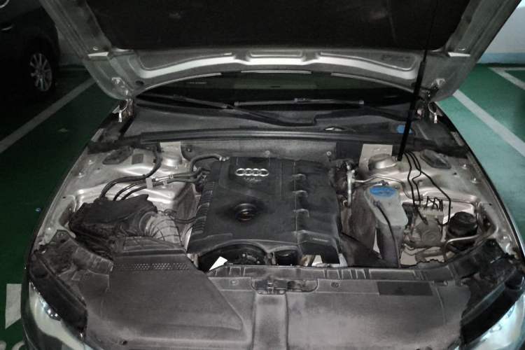 Used Audi A4L 2012 2.0 TFSI automatic standard version Engine Bay
