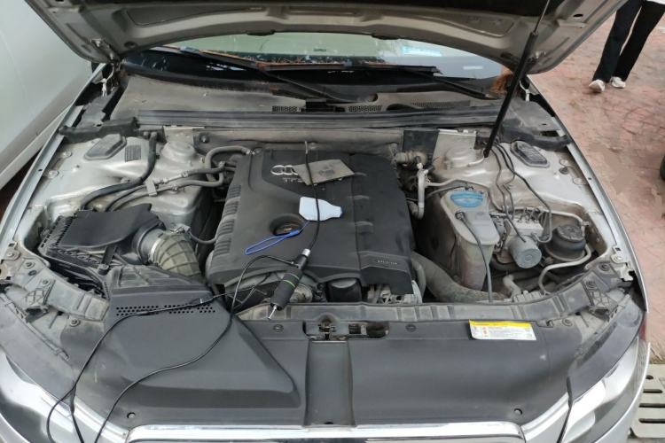 Used Audi A4L 2012 2.0 TFSI automatic standard version Engine Bay