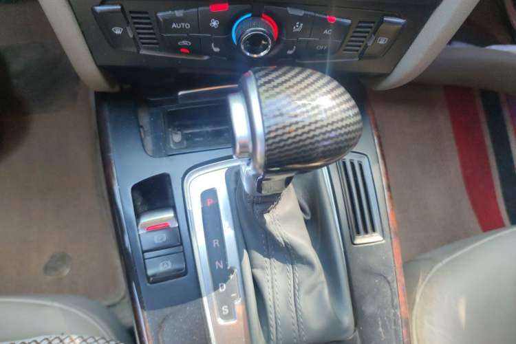 Used Audi A4L 2012 2.0 TFSI automatic Comfort trim level Gear Lever