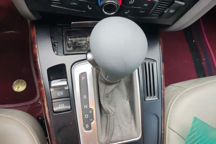 Used Audi A4L 2012 2.0 TFSI automatic Comfort trim level Gear Lever