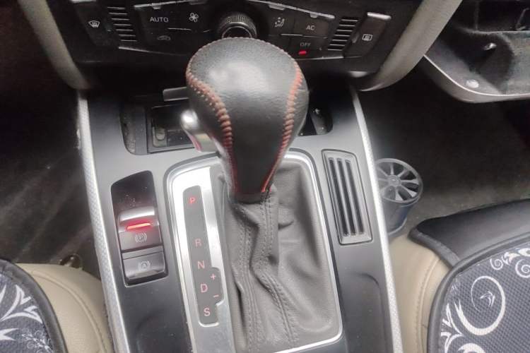 Used Audi A4L 2012 2.0 TFSI automatic standard version Gear Lever