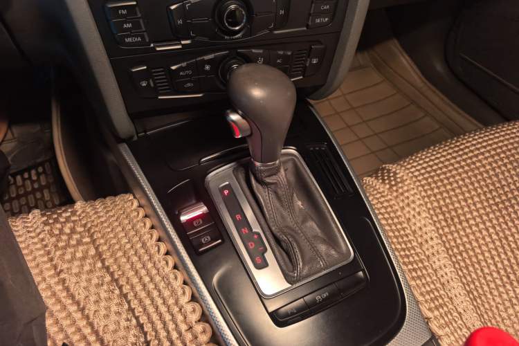 Used Audi A4L 2012 2.0 TFSI automatic standard version Gear Lever