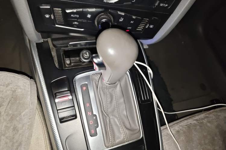 Used Audi A4L 2012 2.0 TFSI automatic standard version Gear Lever