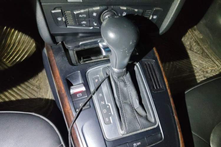 Used Audi A4L 2012 2.0 TFSI automatic standard version Gear Lever