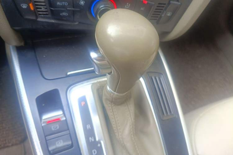 Used Audi A4L 2012 2.0 TFSI automatic standard version Gear Lever