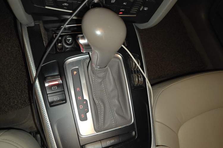 Used Audi A4L 2012 2.0 TFSI automatic standard version Gear Lever