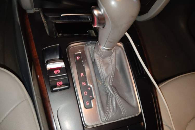 Used Audi A4L 2012 2.0 TFSI automatic Comfort trim level Gear Lever