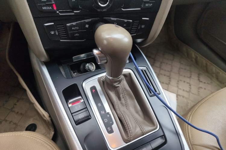 Used Audi A4L 2012 2.0 TFSI automatic standard version Gear Lever