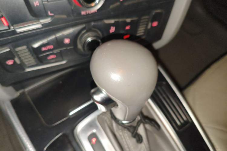 Used Audi A4L 2012 2.0 TFSI automatic standard version Gear Lever