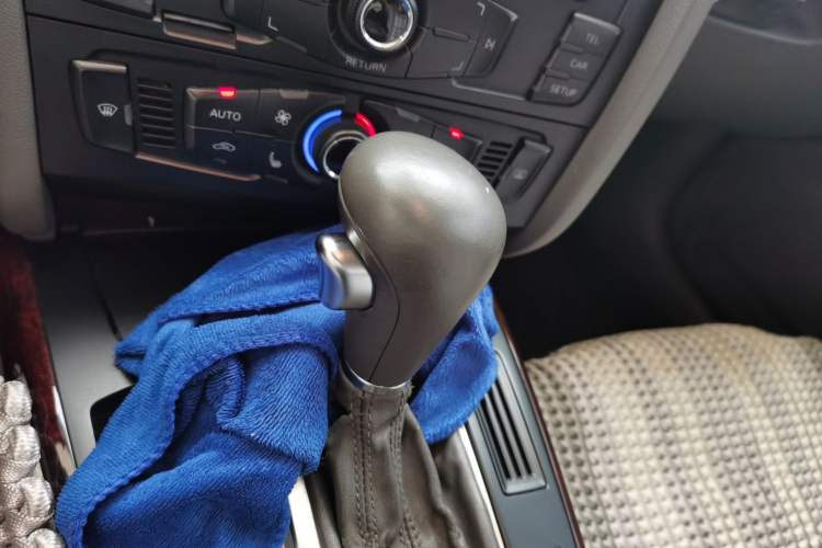Used Audi A4L 2012 2.0 TFSI automatic Comfort trim level Gear Lever