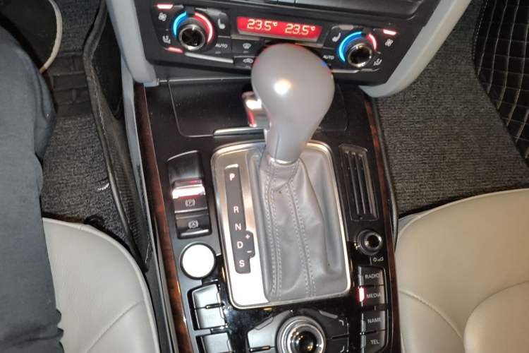 Used Audi A4L 2012 2.0 TFSI Automatic Technology Model Gear Lever