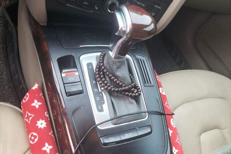 Used Audi A4L 2012 2.0 TFSI automatic Comfort trim level Gear Lever