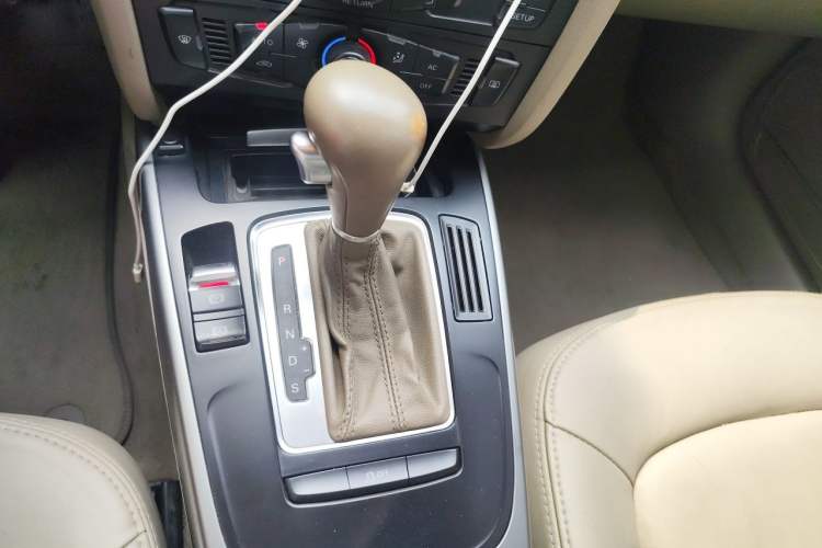 Used Audi A4L 2012 1.8 TFSI Automatic Comfort Model Gear Lever