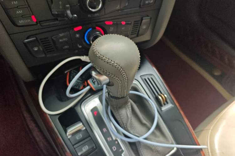 Used Audi A4L 2012 2.0 TFSI automatic Comfort trim level Gear Lever