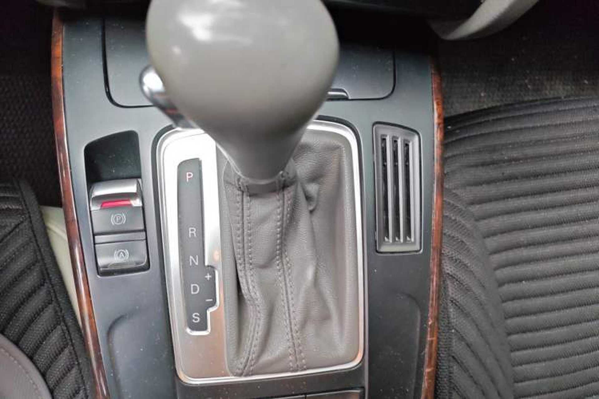 Used Audi A4L 2012 2.0 TFSI automatic Comfort trim level Gear Lever