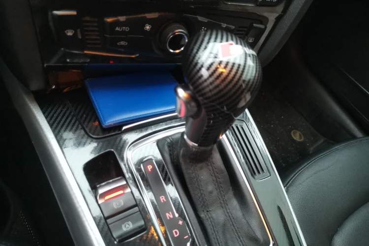 Used Audi A4L 2012 2.0 TFSI automatic standard version Gear Lever