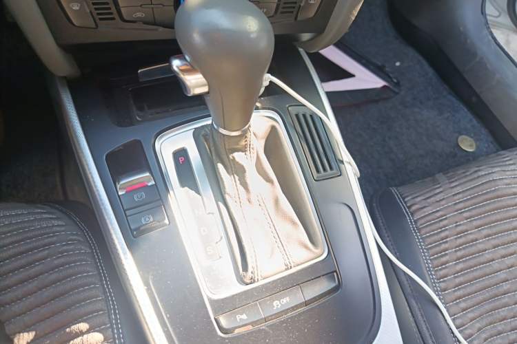 Used Audi A4L 2012 2.0 TFSI automatic standard version Gear Lever