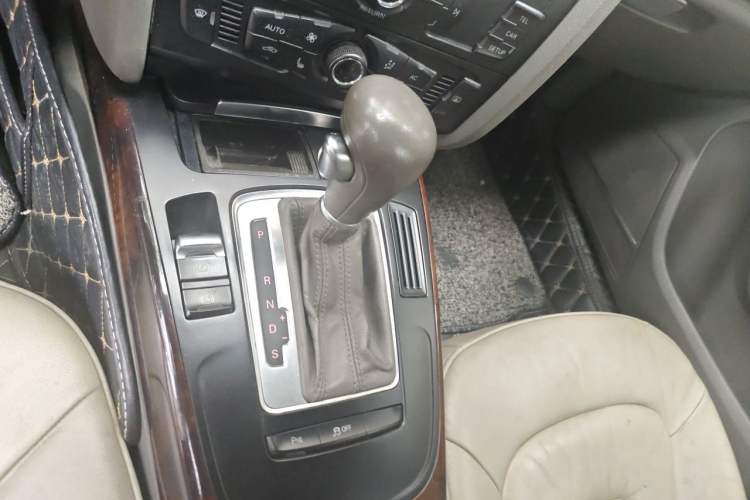 Used Audi A4L 2012 2.0 TFSI automatic Comfort trim level Gear Lever