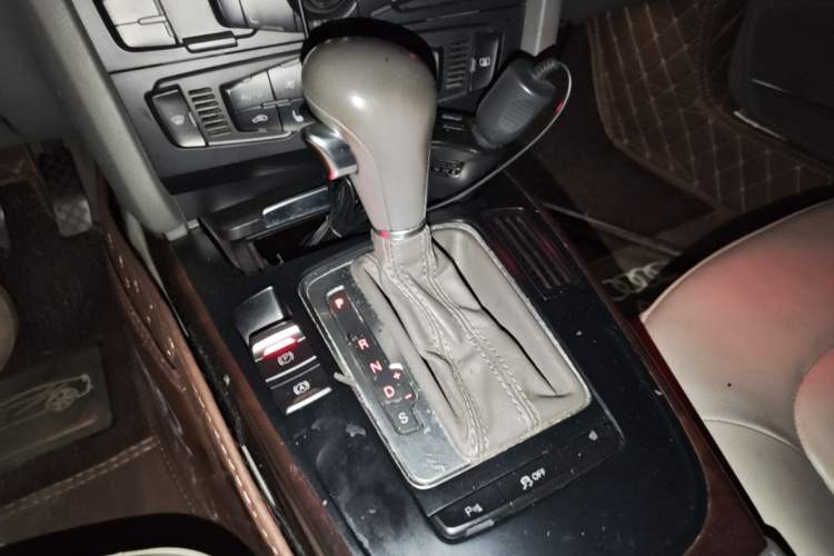 Used Audi A4L 2012 2.0 TFSI automatic Comfort trim level Gear Lever