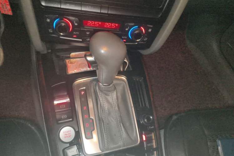 Used Audi A4L 2012 2.0 TFSI automatic Comfort trim level Gear Lever