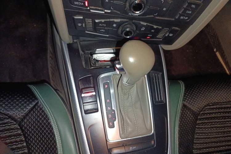 Used Audi A4L 2012 2.0 TFSI automatic standard version Gear Lever