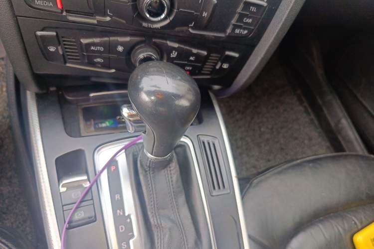 Used Audi A4L 2012 2.0 TFSI automatic standard version Gear Lever