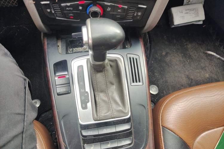 Used Audi A4L 2012 2.0 TFSI automatic Comfort trim level Gear Lever