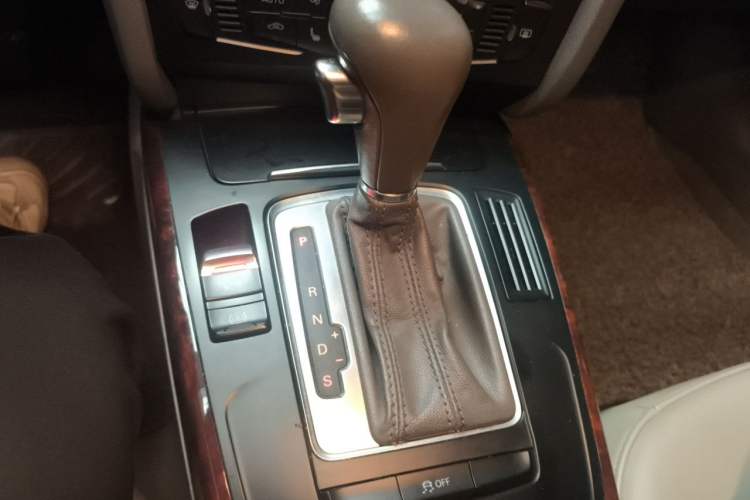 Used Audi A4L 2012 2.0 TFSI automatic Comfort trim level Gear Lever