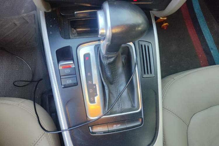 Used Audi A4L 2012 2.0 TFSI automatic standard version Gear Lever