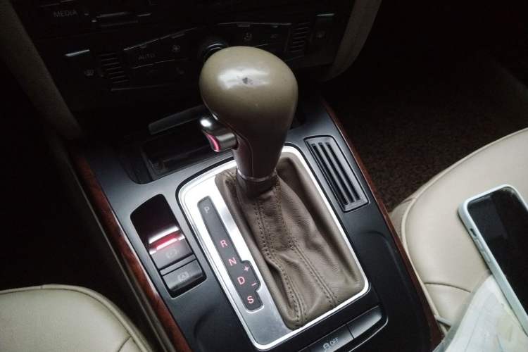 Used Audi A4L 2012 2.0 TFSI automatic Comfort trim level Gear Lever