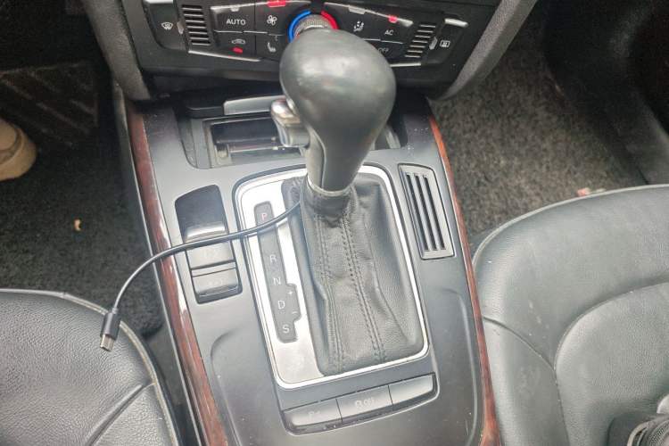Used Audi A4L 2012 2.0 TFSI automatic Comfort trim level Gear Lever