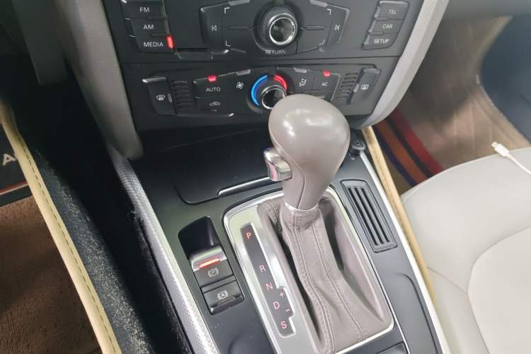Used Audi A4L 2012 2.0 TFSI automatic standard version Gear Lever
