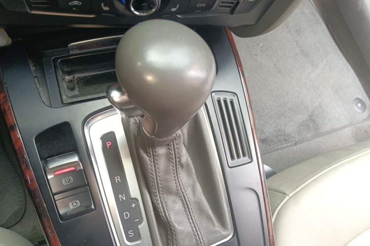 Used Audi A4L 2012 2.0 TFSI automatic Comfort trim level Gear Lever