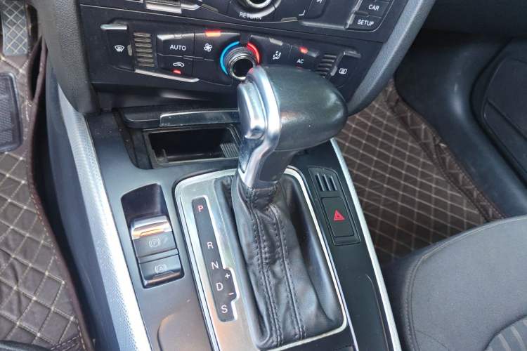 Used Audi A4L 2012 2.0 TFSI automatic standard version Gear Lever