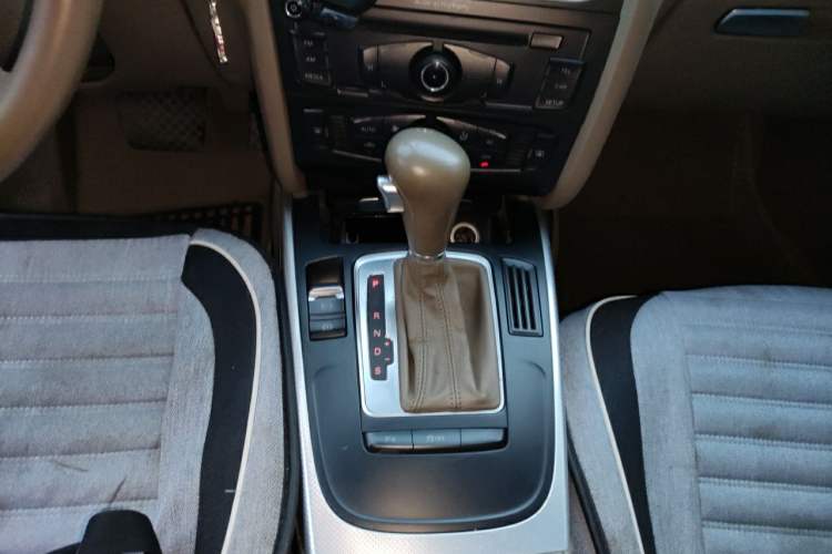 Used Audi A4L 2012 2.0 TFSI automatic standard version Gear Lever